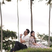 Pasangan beda usia 11 tahun ini akhirnya menjalin asmara 10 bulan lalu. Tak perlu waktu lama berpacaran untuk meyakinkan Denny Sumargo menikahi kekasihnya itu. Foto: Instagram/@ditasoedarjo