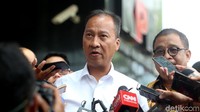 Agus Gumiwang yang mengenakan kemeja putih saat tiba di gedung KPK, Jakarta, Jumat (7/9/2018).