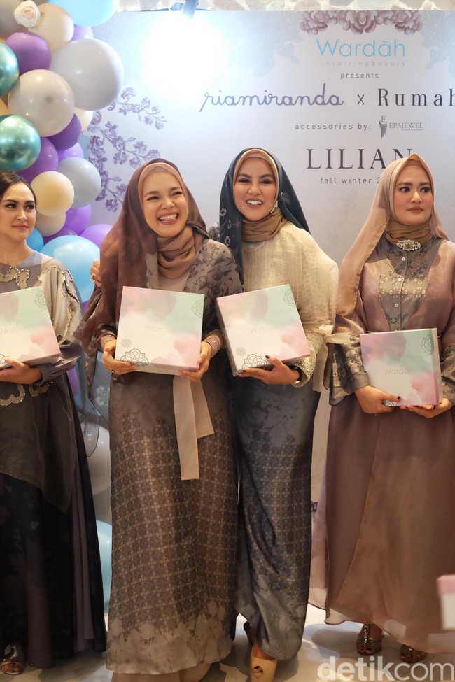 Pada pagelaran busana itu, sejumlah artis, selebgram, hingga politikus menjadi muse yang membawakan koleksi Ria Miranda dengan anggun. Foto: Silmia Putri/Wolipop