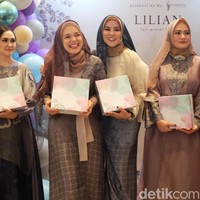 Pada pagelaran busana itu, sejumlah artis, selebgram, hingga politikus menjadi muse yang membawakan koleksi Ria Miranda dengan anggun. Foto: Silmia Putri/Wolipop