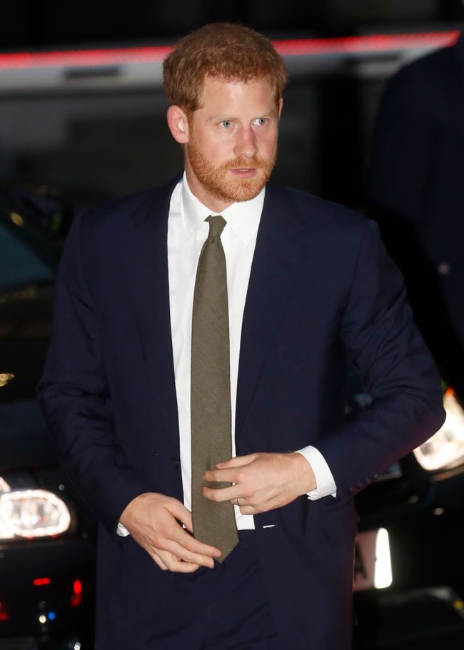 Pangeran Harry pernah membuat heboh publik, dan tentunya keluarga kerajaan Inggris, saat foto bugilnya beredar di media pada 2012. Kala itu ia pesta-pesta di Las Vegas bersama teman-temannya dan bermain game buka baju di pinggir kolam renang. Foto: Getty Images