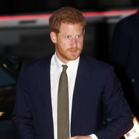 Pangeran Harry pernah membuat heboh publik, dan tentunya keluarga kerajaan Inggris, saat foto bugilnya beredar di media pada 2012. Kala itu ia pesta-pesta di Las Vegas bersama teman-temannya dan bermain game buka baju di pinggir kolam renang. Foto: Getty Images