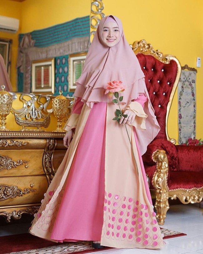 Setelah menikah, penampilan Indri pun berubah. Ia tampil syari, dengan gamis atau khimar instan yang panjang. Penampilan barunya tidak melunturkan wajah cantik dan gaya femininnya. Foto:Instagram/_indrigiana_