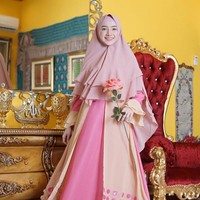 Setelah menikah, penampilan Indri pun berubah. Ia tampil syari, dengan gamis atau khimar instan yang panjang. Penampilan barunya tidak melunturkan wajah cantik dan gaya femininnya. Foto:Instagram/_indrigiana_