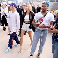 Justin dan Hailey datang bersama di fashion show desainer John Elliot. Keduanya tampak mesra dan selalu bergandengan tangan. Foto: Getty Images