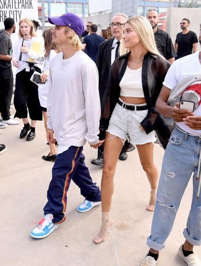 Justin dan Hailey datang bersama di fashion show desainer John Elliot. Keduanya tampak mesra dan selalu bergandengan tangan. Foto: Getty Images