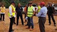 Pembangunan jalan paralel perbatasan Kaltim dan Kaltara telah dimulai sejak 2015 dengan melibatkan Zeni TNI-AD untuk pembukaan lahan. Pada 2018 Kementerian PUPR mengalokasikan anggaran total sebesar Rp 839,4 miliar untuk pembangunan dua jalan paralel perbatasan tersebut. Istimewa/Kementerian PUPR.