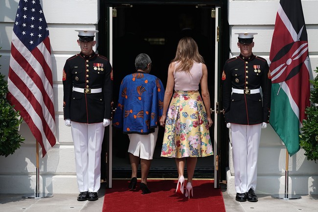 Belum lagi stiletto pink yang dikenakan Melania, datang dari brand Christian Louboutin yang identik dengan sol merahnya. Foto: Dok. Getty Images