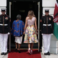 Belum lagi stiletto pink yang dikenakan Melania, datang dari brand Christian Louboutin yang identik dengan sol merahnya. Foto: Dok. Getty Images