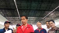 Erick Thohir (berbatik, kanan) saat mendampingi Jokowi meresmikan 4 venue Asian Games di GBK pada Desember 2017. 