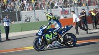 Rossi kembali menunggangi YZR-M1, kendati usianya yang tak lagi muda ia berhasil menduduki klasemen akhir di posisi dua pada musim 2014, 2015,dan 2016. Foto: Mirco Lazzari gp/Getty Images