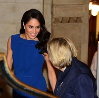 Gaya rambut baru ini membuat Meghan terlihat lebih feminin, glamor sekaligus elegan. Ia tampak mengenakan jepit rambut mungil untuk membuat bagian kanan rambutnya terkesan sleek. Foto: Getty Images