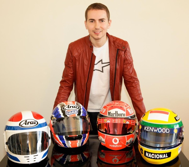 Jorge Lorenzo dan koleksi helmnya. Foto: MotoGP.com Jorge Lorenzo dan koleksi helmnya. Foto: MotoGP.com