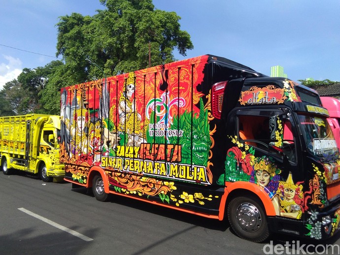 Puluhan Truk Cakep Mejeng di Jalanan Yogyakarta Puluhan Truk Cakep Mejeng di Jalanan Yogyakarta