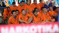Para tersangka juga dihadirkan.