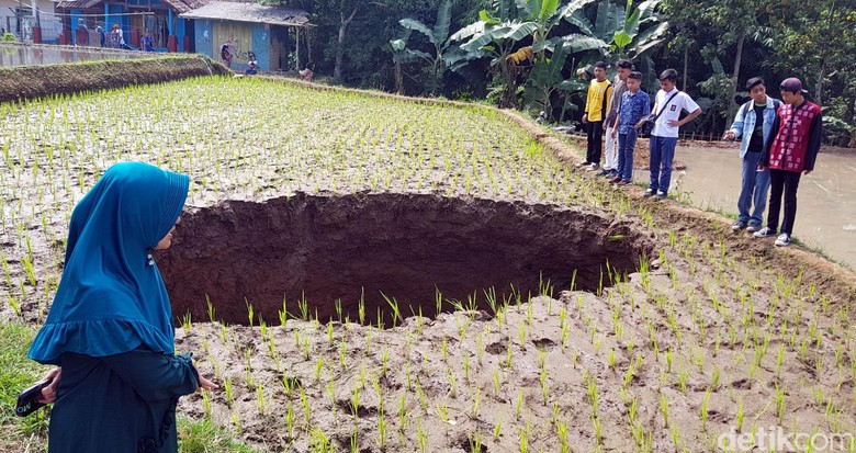 Getaran Masih Terasa di Area Lubang Misterius Sukabumi Getaran Masih Terasa di Area Lubang Misterius Sukabumi