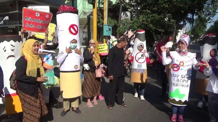 Tenaga medis di Probolinggo melakukan razia rokok di Pertigaan Hayam Wuruk, jalur protokol Kota Probolinggo. Foto: M Rofiq