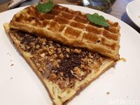 Prince House: Ngemil <i>Belgian Waffle</i> Bertopping Strawberry hingga <i>Smoked Beef</i>