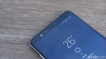 Bagian atas terdapat kamera selfie berukuran 24 MP. Foto: Adi Fida Rahman/detikINET