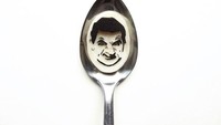 Rowan Atkinson alias Mr. Bean juga ikut dihadirkan dalam sebuah seni di atas sendok. Ekspresinya benar-benar terlihat jelas meskipun hanya berupa garis-garis. Foto: Istimewa