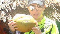 Minum kelapa hijau itu sehat... Mari jo ka Minahasa Selatan di Provinsi Sulawesi Utara, tulis Bupati Tetty pada postingan ini. Foto: instagram @christiany_eugenia_paruntu