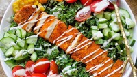 Selain diolah menjadi ayam panggang, potongan daging ayam bisa diubah menjadi katsu yang krenyes renyah. Lengkap dengan salad dressing, dan aneka sayur di salad buatan @plantifullybased. Foto: Instagram
