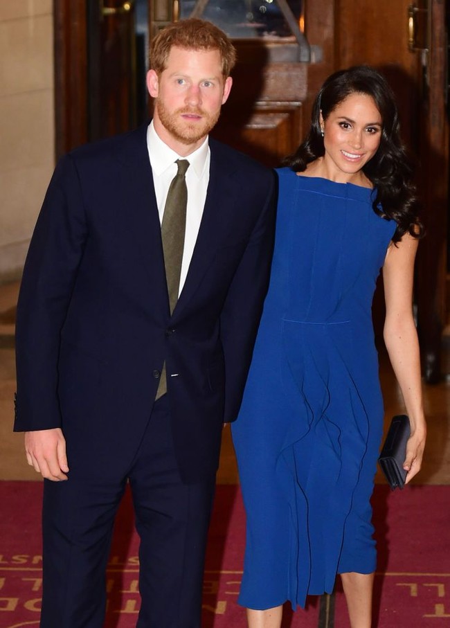 Duchess of Sussex tampil anggun dalam balutan gaun biru kobalt rancangan Jason Wu. Foto: Getty Images