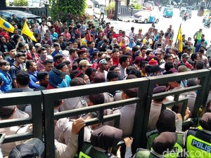 Mahasiswa Malang Turun ke Jalan Protes Korupsi Massal Anggota Dewan