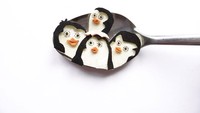Gemas! Keluarga pinguin ini seperti habis liburan nih. Karena terbuat dari makanan, karya seni ini bisa dimakan. Tapi yakin tega menyantapnya? Foto: Istimewa