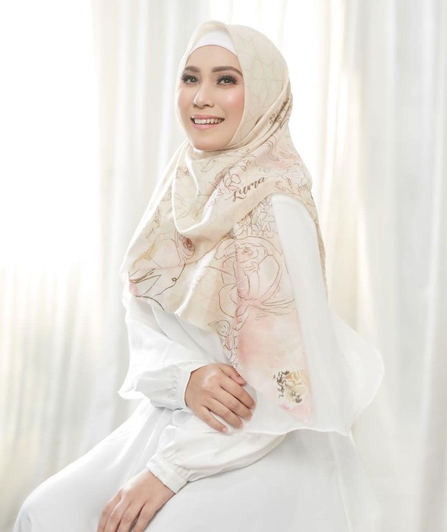 Penyanyi cilik Puput Melati juga mengalami perubahan setelah menikah dengan Ustad Guntur Bumi. Kini ia memiliki penampilan syari. Foto: Instagram/puputmelati