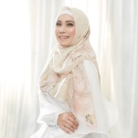 Penyanyi cilik Puput Melati juga mengalami perubahan setelah menikah dengan Ustad Guntur Bumi. Kini ia memiliki penampilan syari. Foto: Instagram/puputmelati