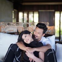 Dita tampil kasual dengan turtle neck hitam. Sementara Denny mengenakan T-shirt putih dipadu celana denim hitam. Foto: Instagram/@ditasoedarjo