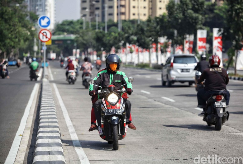 Pemotor melawan arus. Foto: Pradita Utama Pemotor melawan arus. Foto: Pradita Utama
