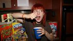 Serunya Pose Hayley Williams Saat Makan Es Krim dan Udon