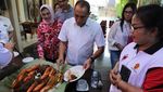 Intip Gaya Edy Rahmayadi Saat Belanja Kerupuk dan Cicip Bubur Pedas
