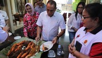 Upah-upah ini merupakan kearifan lokal yang dijaga Masyarakat untuk ucapan syukur kepada Sang Pencipta, tulis Edy di keterangan foto. Ketua umum PSSI in disuguhi sajian udang jumbo. Foto: Instagram edy_rahmayadi