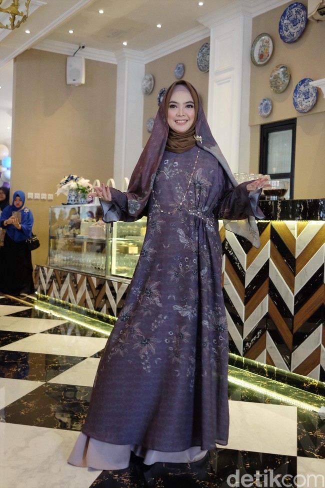 Mantan bintang sinetron yang kini terjun ke dunia politik, Ingrid Kansil membuka trunk show dengan tampilan yang anggun. Ia mengenakan koleksi bertajuk Lilium. Foto: Silmia Putri/Wolipop