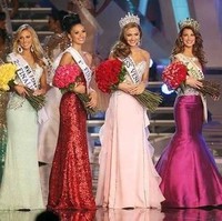 Uang Rp 163 juta tentu bukan hal yang mudah didapat kedua orangtua Nava. Kedua orangtuanya sehari-harinya hanya bekerja sebuah toko kecil di kawasan Caracas. Oleh karena itu, pada saat mengikuti Miss Venezuela yang pemenangnya mengikuti ajang Miss Universe, Nava berharap jadi pemenang. “Aku ingin orang-orang tahu bahwa kami yang tinggal di daerah miskin juga bisa sukses,” katanya. Foto: Twitter @navawimay