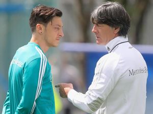 Loew Masih Kecewa dengan Cara Oezil Umumkan Pensiun dari Timnas Jerman