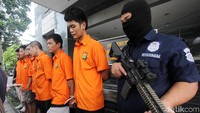 Mereka mendapat data pelanggan dengan membeli data dari oknum pemasaran kartu kredit.