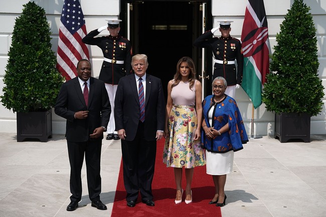Busana ini juga dipakai Melania Trump bertemu dengan Presiden dan First Lady Kenya di hari yang sama. Tak heran Melania tampil seanggun itu. Foto: Dok. Getty Images