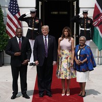Busana ini juga dipakai Melania Trump bertemu dengan Presiden dan First Lady Kenya di hari yang sama. Tak heran Melania tampil seanggun itu. Foto: Dok. Getty Images
