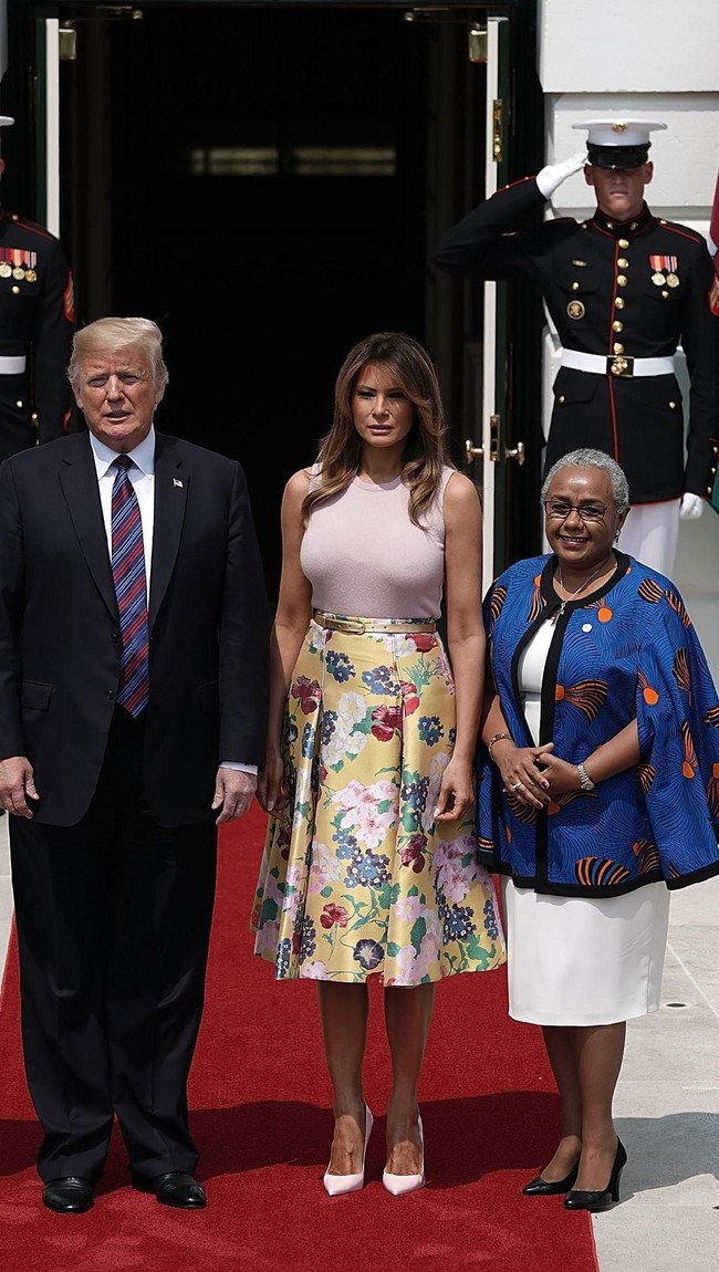 Mungkin Melania operasi payudara karena Trump semakin besar darinya, kata netizen lainnya berseloroh. (Foto: Dok. Getty Images)
