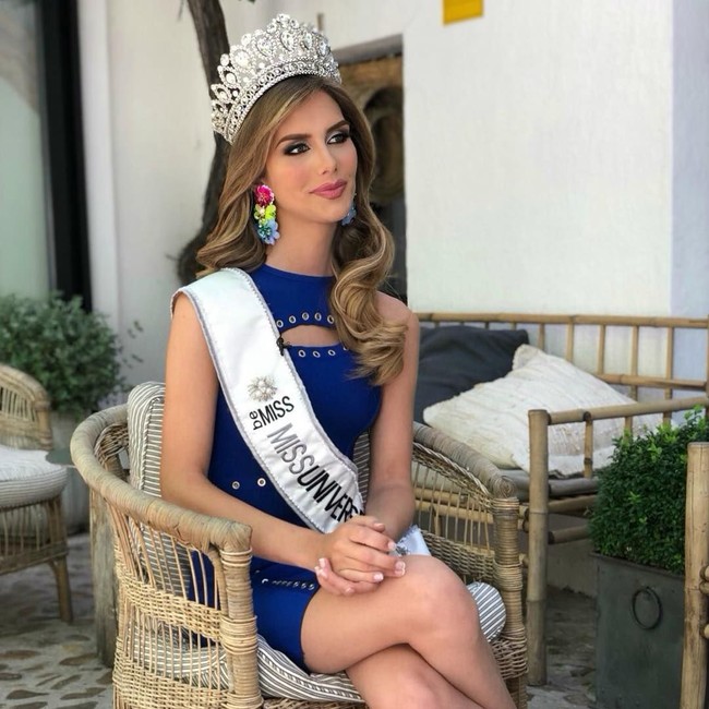 Angela tak patah semangat, di 2018 ia kembali mengikuti ajang Miss Spanyol. Hasil perjuangannya pun berbuah manis hingga terpilih jadi juara. Angela Ponce menjadi transgender pertama yang menang di Miss Spanyol.  Foto: Instagram (@angelaponceofficial)