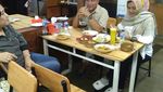 Intip Gaya Edy Rahmayadi Saat Belanja Kerupuk dan Cicip Bubur Pedas