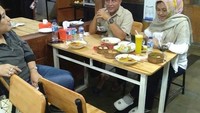 Di Siantar, Edy nampak menikmati momen makan bersama kerabatnya. Sepertinya klakat bambu di depan mereka berisi dim sum. Foto: Instagram edy_rahmayadi
