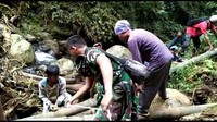 Kolonel Inf I Wayan Suarjana sebelumnya mengungkapkan kerusakan instalasi air bersih itu membuat warga di enam desa Kecamatan Bayan kesulitan mendapatkan air bersih sehingga mengandalkan pasokan air dari mobil tangki air milik TNI, Polri, Kementerian PUPR, PMI dan relawan secara bergantian. Istimewa/Dok. Pangkogasgabpad Lombok