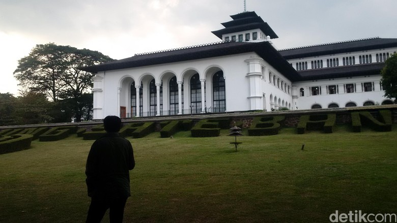 Fenomena Hari Tanpa Bayangan Terjadi di Bandung Kamis Siang Fenomena Hari Tanpa Bayangan Terjadi di Bandung Kamis Siang