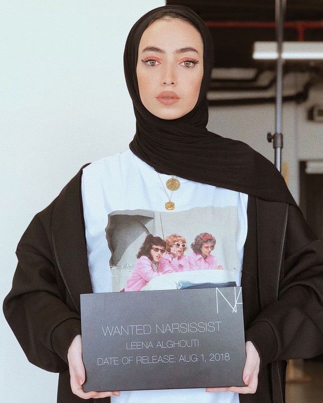 Itu buruk dan baik. Itu buruk karena sangat mahal dan banyak orang tidak mampu membayar lisensi. Tapi aku pikir Dubai mengelurkan aturan ini karena ada banyak orang di Instagram yang tidak serius. Hukum ini mengharuskan mereka jadi sangat serius dan mereka perlu untuk benar-benar menyukai fashion dan apa yang mereka lakukan, kata Leena Al Ghouti dilansir Vogue. Foto: Instagram @leenalghouti