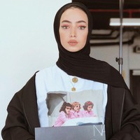 Itu buruk dan baik. Itu buruk karena sangat mahal dan banyak orang tidak mampu membayar lisensi. Tapi aku pikir Dubai mengelurkan aturan ini karena ada banyak orang di Instagram yang tidak serius. Hukum ini mengharuskan mereka jadi sangat serius dan mereka perlu untuk benar-benar menyukai fashion dan apa yang mereka lakukan, kata Leena Al Ghouti dilansir Vogue. Foto: Instagram @leenalghouti